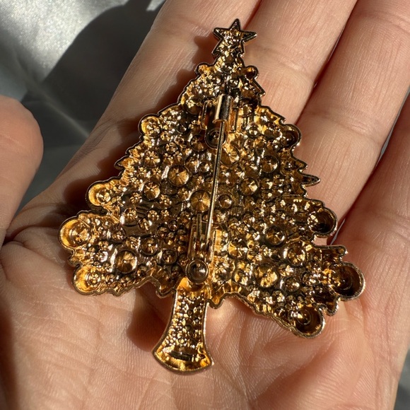 🎄 Vintage Christmas Tree Brooch – Elegant Crystal & Pearl Pin - Picture 5 of 6
